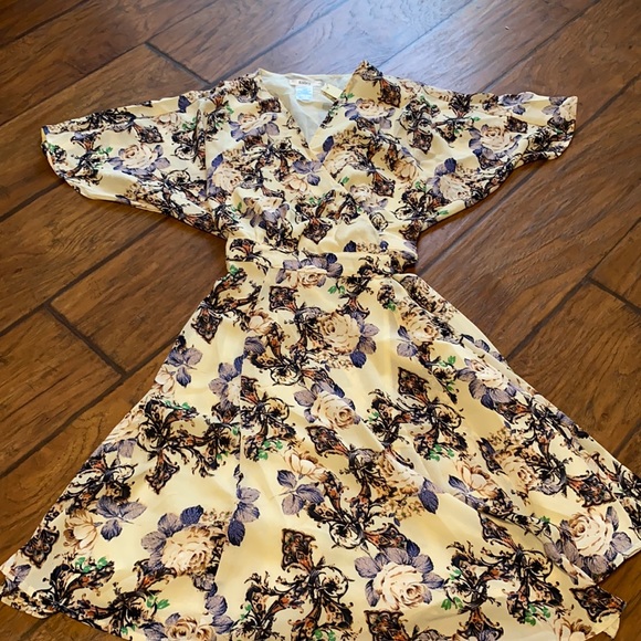 Esley floral wrap dress - Picture 2 of 3